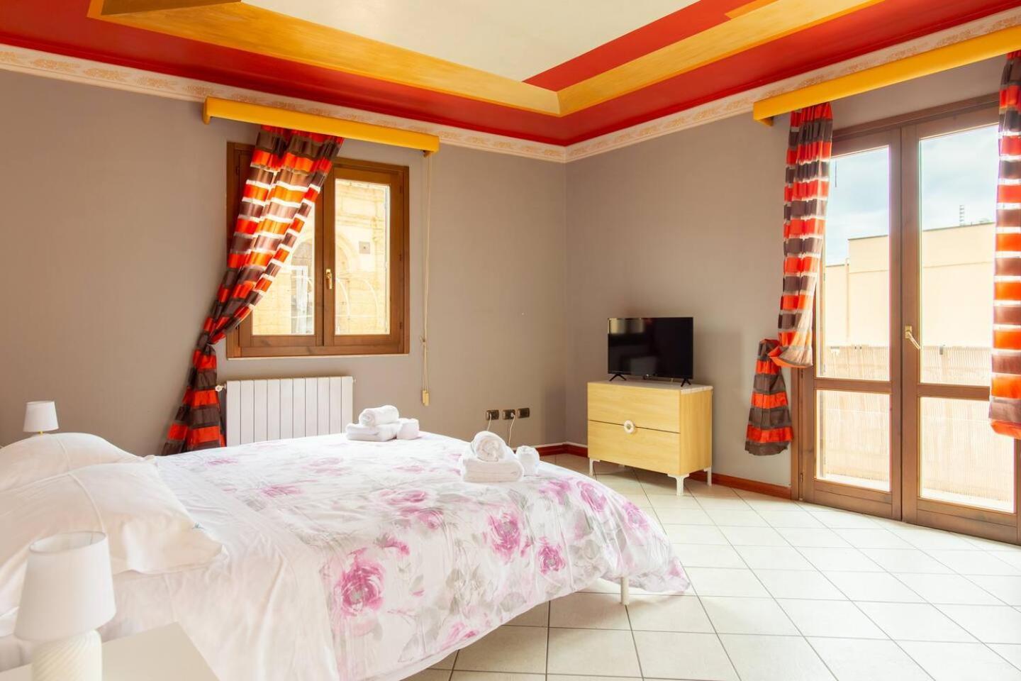 2 Apartments - Akragas Home 1 & 2 On Via Atenea City Center With View 阿格里真托 外观 照片
